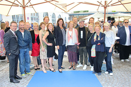 Ilse Aigner Gabriele Pfennigsdorf, Klaus Schaefer mit dem Team von "Tannbach 2", Regie: Alexander Dierbach, Produzentin: Gabriela Sperl,  (©Foto:Martin Schmitz)